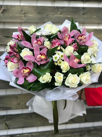 Букет цветов из: Розы и Хризантемы в Кировске Мурманской области