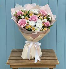 Букет цветов из:  Гвоздики, Орхидеи и Розы в Кировске Мурманской области