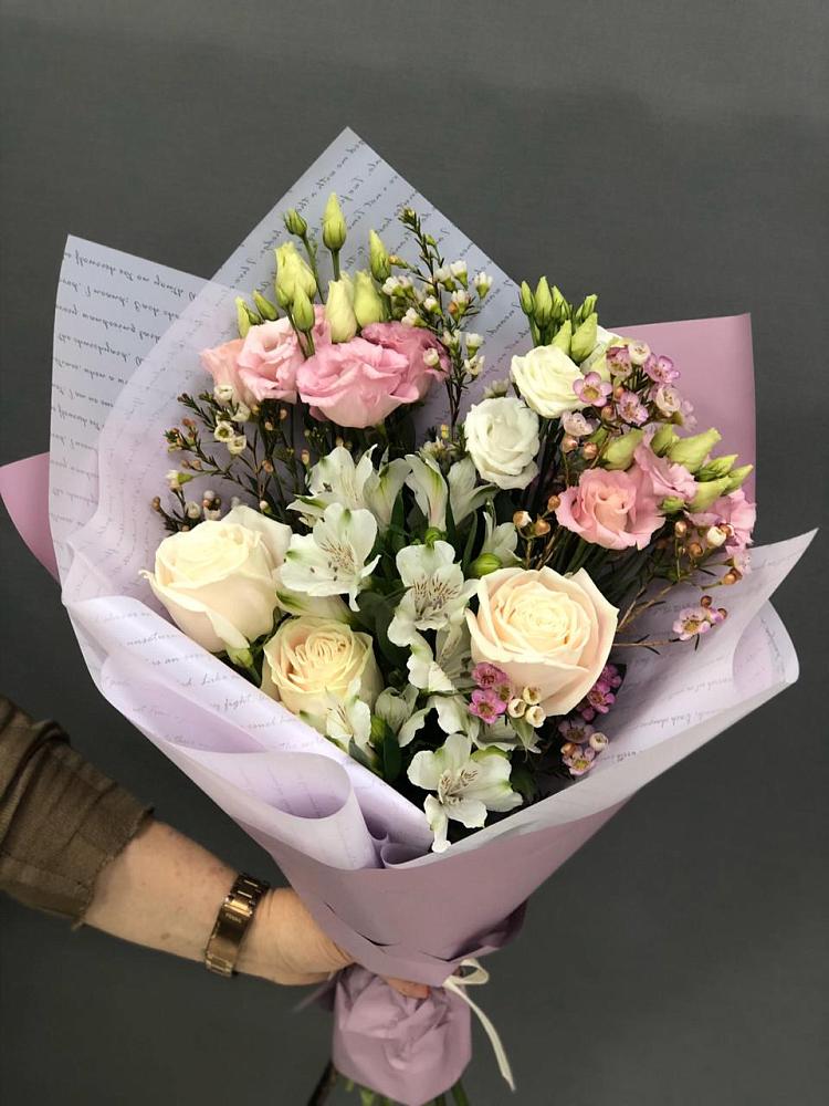 Букет цветов из: Альстромерии, Розы и Лизиантусы в Кировске Мурманской области