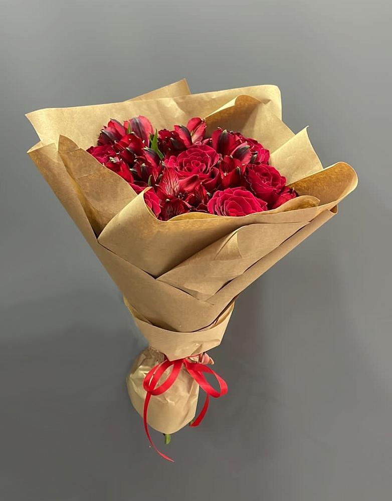 Букет цветов из: Альстромерии и Розы в Кировске Мурманской области