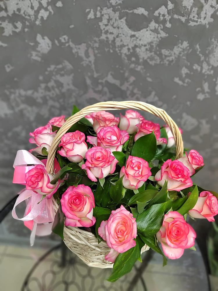 Цветочная композиция из Розы в корзине в Кировске Мурманской области