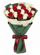 Букет Микс из красных и белых роз в Кировске Мурманской области