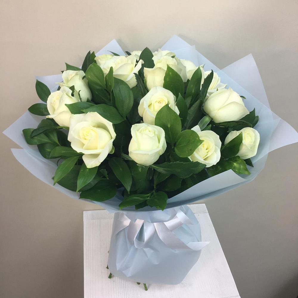 Букет 15 Белых роз Проуд в Кировске Мурманской области