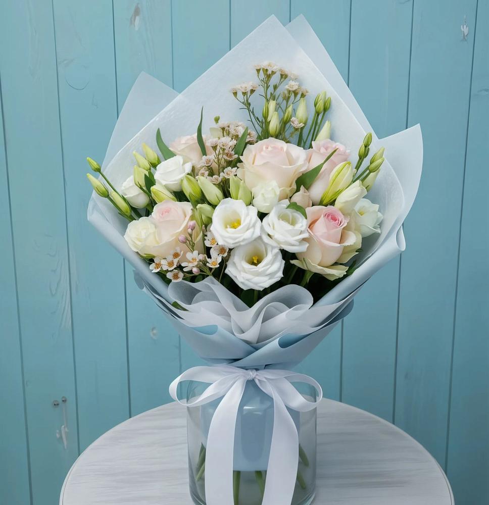 Букет цветов из: Розы и Лизиантусы в Кировске Мурманской области