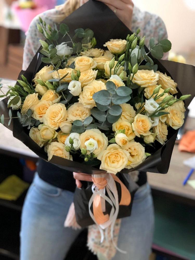 Букет цветов из: Розы и Лизиантусы в Кировске Мурманской области