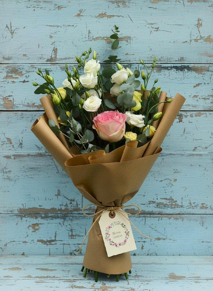 Букет цветов из: Розы и Лизиантусы в Кировске Мурманской области