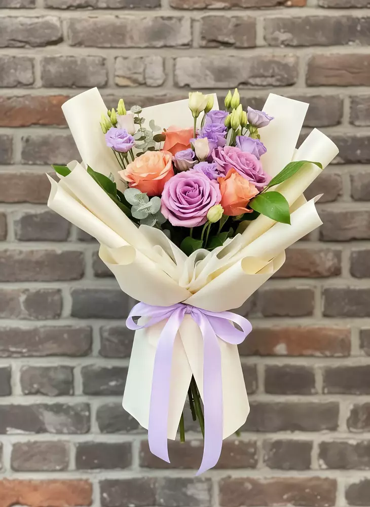 Букет цветов из: Лизиантусы и Розы в Кировске Мурманской области