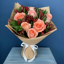 Букет цветов из:  Розы и Альстромерии в Кировске Мурманской области