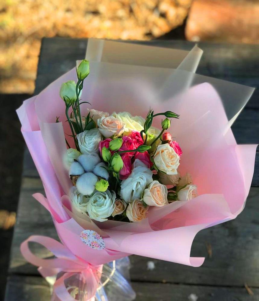 Букет цветов из: Розы и Лизиантусы в Кировске Мурманской области