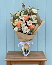 Букет цветов из:  Альстромерии, Лизиантусы, Розы и Хризантемы в Кировске Мурманской области