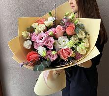 Букет цветов из:  Розы, Лизиантусы и Гвоздики #REPLACE_PRED# Кировске Мурманской области