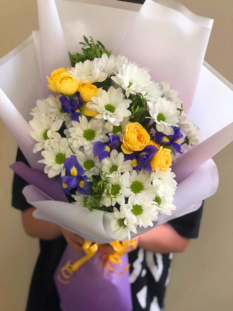 Букет цветов из: Ирисы, Хризантемы и Розы в Кировске Мурманской области