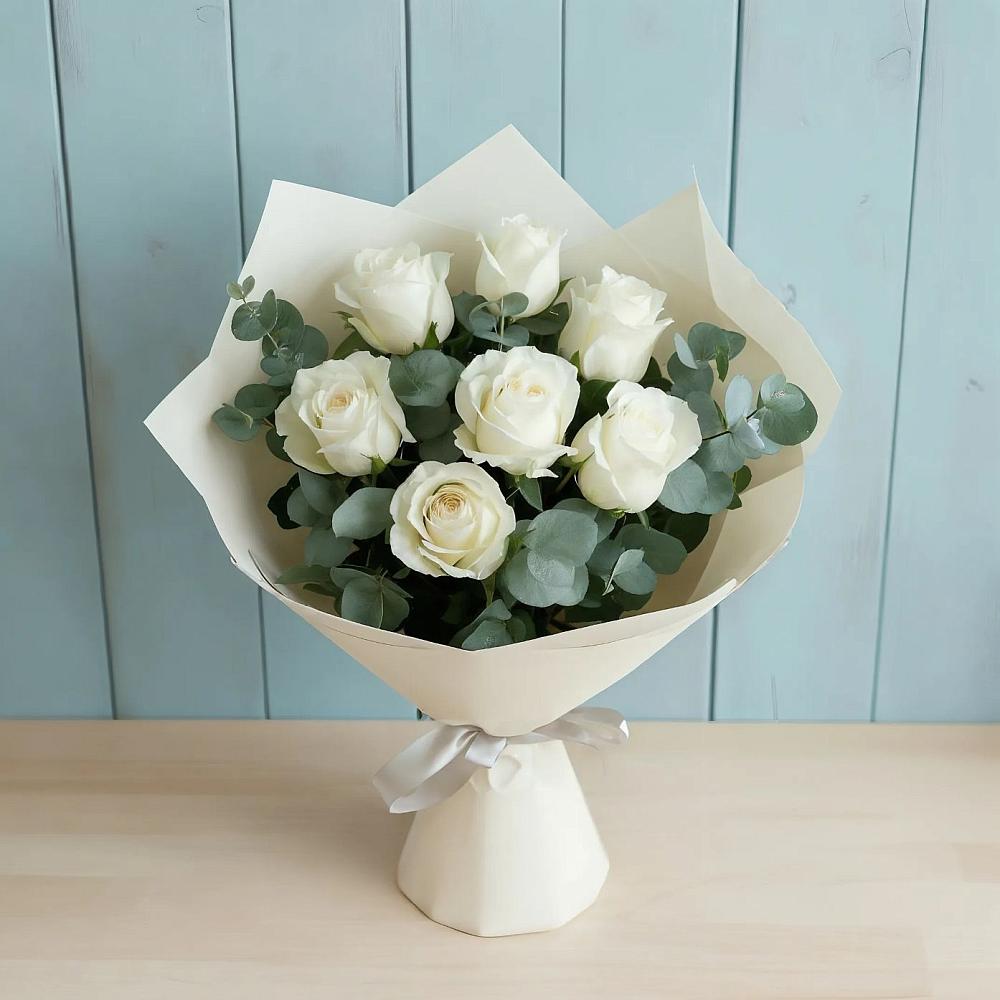 Букет Белые розы в Эвкалипте в Кировске Мурманской области