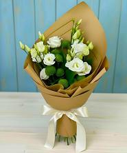 Букет цветов из:  Хризантемы и Лизиантусы в Кировске Мурманской области