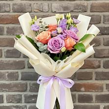 Букет цветов из:  Лизиантусы и Розы в Кировске Мурманской области