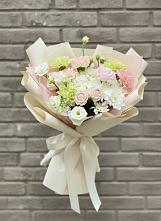 Букет цветов из:  Гвоздики, Розы, Лизиантусы и Хризантемы в Кировске Мурманской области