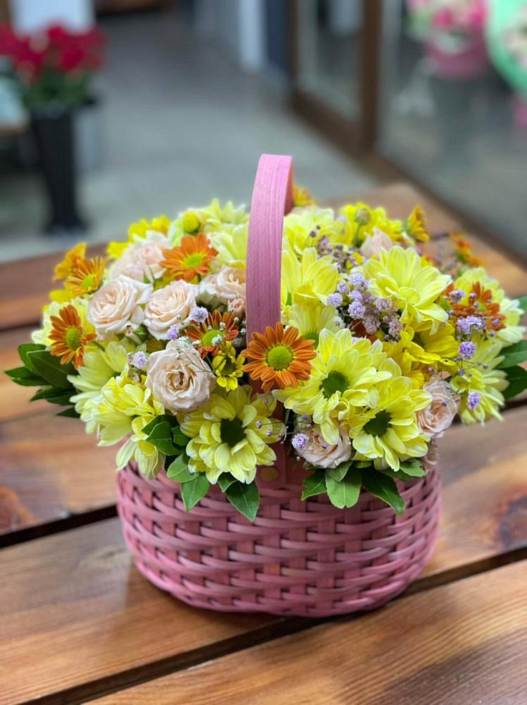 Цветочная композиция из Хризантемы и Розы в корзине в Кировске Мурманской области