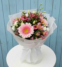 Букет цветов из:  Герберы, Альстромерии и Лизиантусы в Кировске Мурманской области