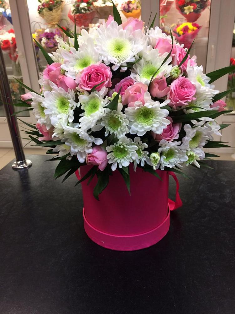 Цветочная композиция из Розы и Хризантемы в шляпной коробке в Кировске Мурманской области