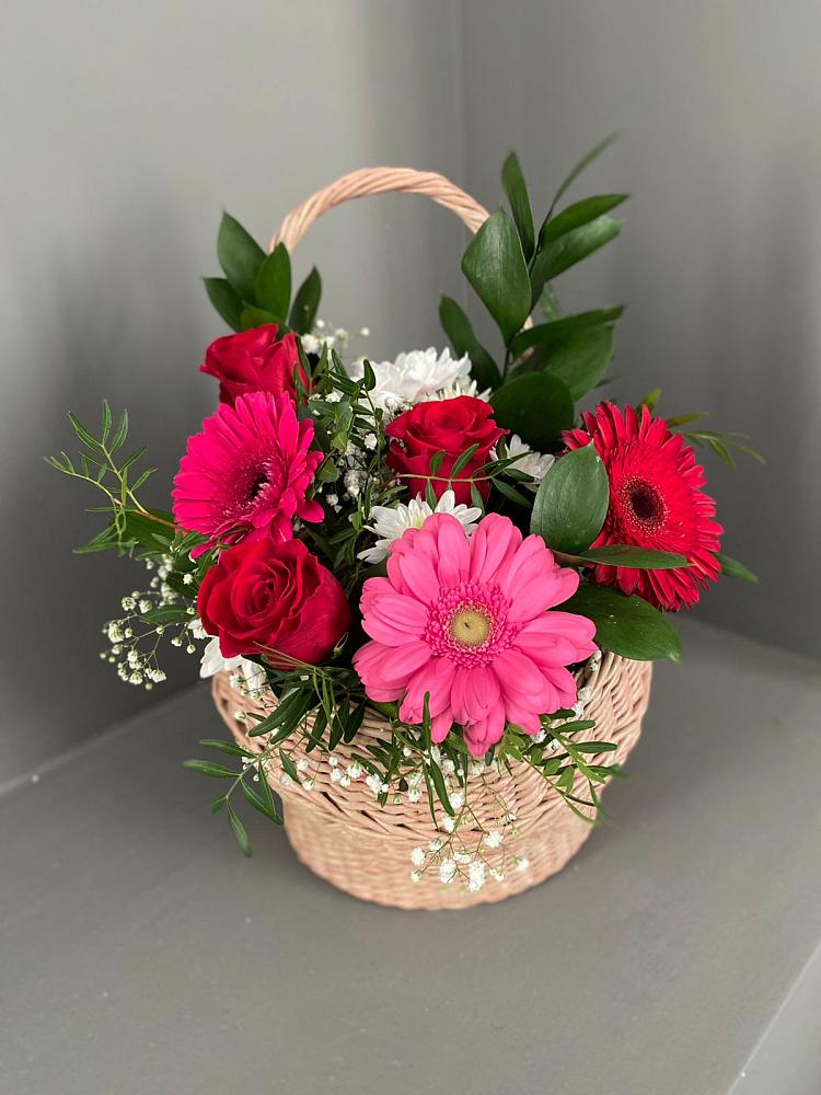 Цветочная композиция из Розы, Хризантемы и Герберы в корзине в Кировске Мурманской области