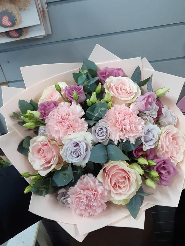 Букет цветов из: Розы, Гвоздики и Лизиантусы в Кировске Мурманской области