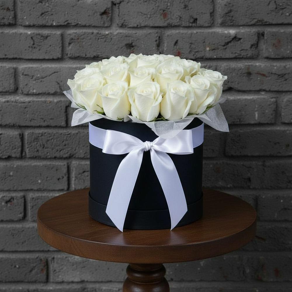 Цветочная композиция из Розы в шляпной коробке в Кировске Мурманской области