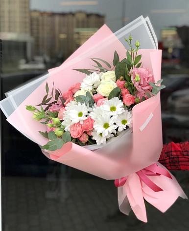 Букет цветов из: Розы, Лизиантусы и Хризантемы в Кировске Мурманской области