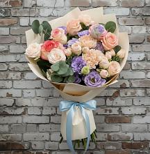 Букет цветов из:  Розы, Лизиантусы и Гвоздики в Кировске Мурманской области