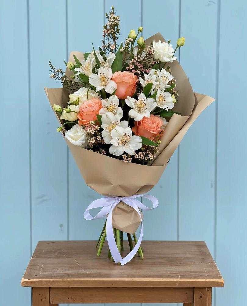 Букет цветов из: Альстромерии, Лизиантусы, Розы и Хризантемы в Кировске Мурманской области