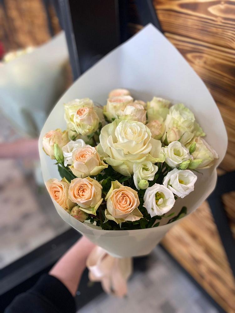 Букет цветов из: Розы и Лизиантусы в Кировске Мурманской области