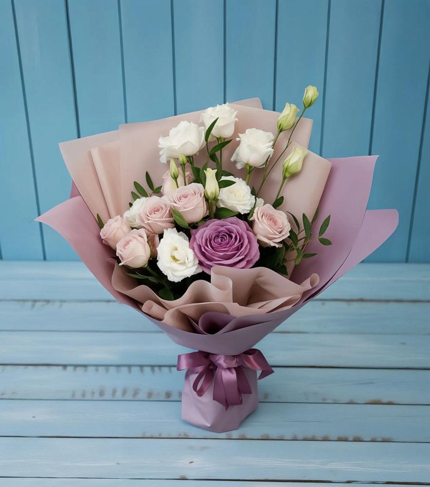 Букет цветов из: Розы и Лизиантусы в Кировске Мурманской области