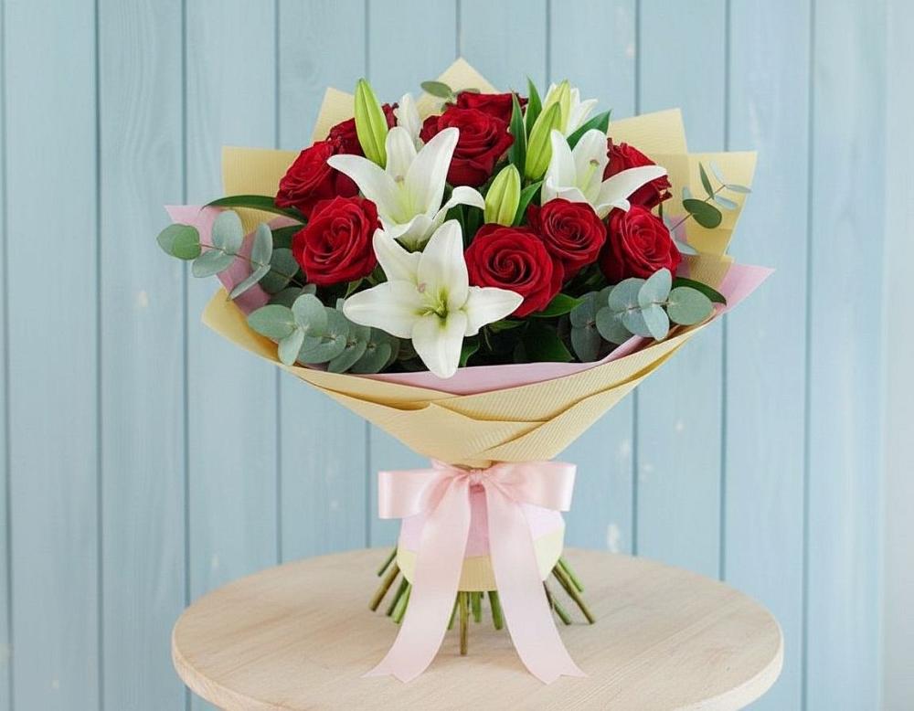 Букет цветов из: Лилии и Розы в Кировске Мурманской области